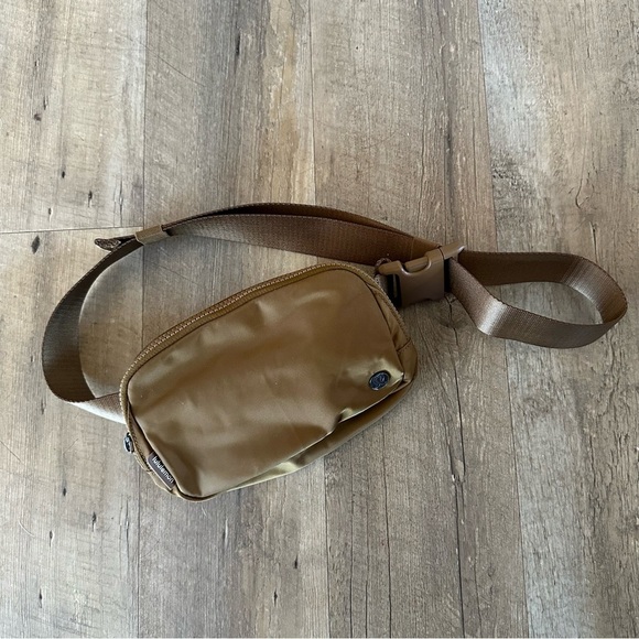 New Lululemon Everywhere Belt Bag 1L Burnt Caramel - Picture 3 of 10